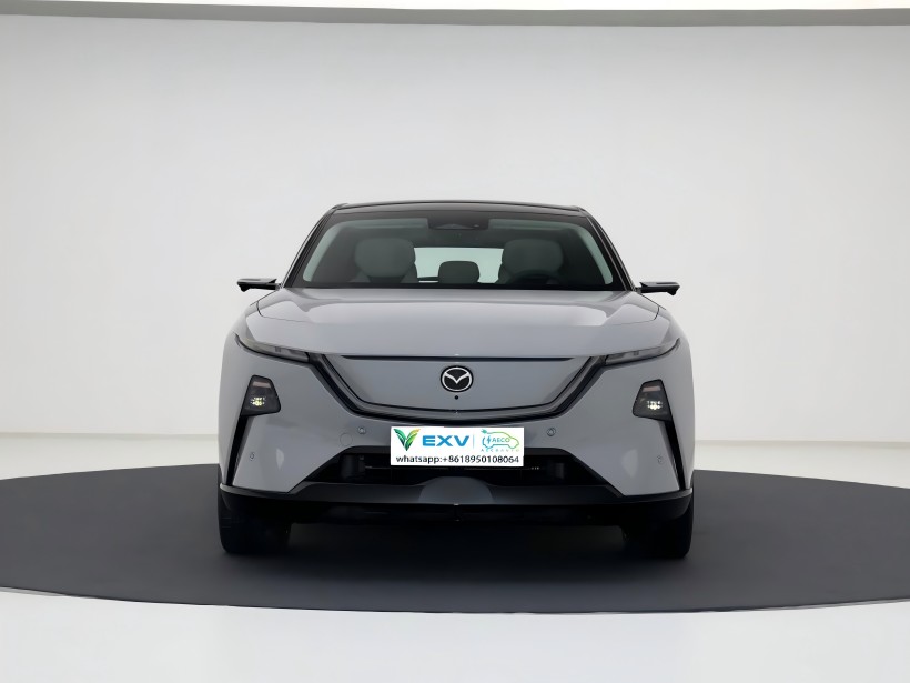 Mazda EZ - 60 သြဂုတ်လအကုန်တွင်စျေးကွက်ကိုဈေးကွက်သို့တက်မည်ဟုမျှော်လင့်ရသည်။ ၎င်းသည်စင်ကြယ်သောလျှပ်စစ်နှင့်တိုးချဲ့ထားသော Powertreains နှစ်ခုလုံးကိုပေးသည်။ အတွင်းပိုင်းကို dual-screen setup ကိုတပ်ဆင်ထားသည်။